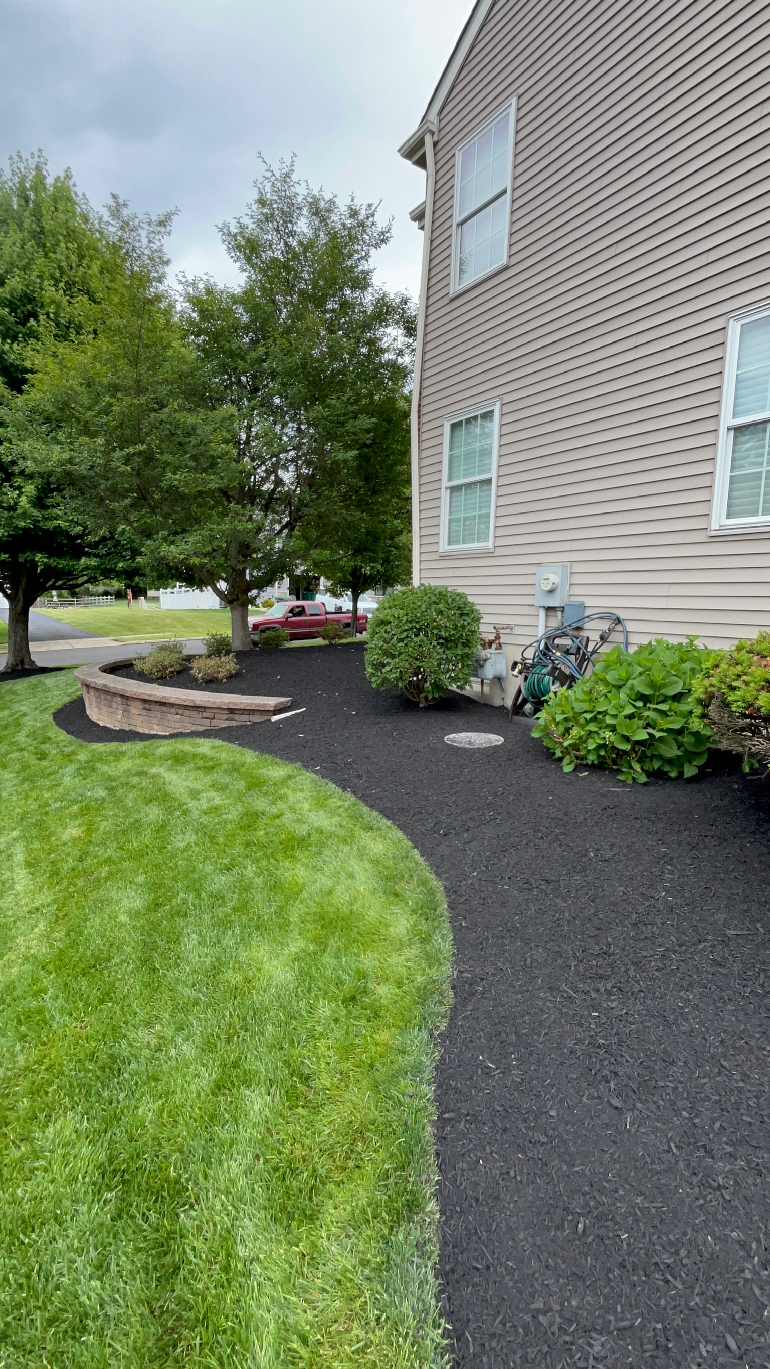 Side yard bed with fresh black mulch